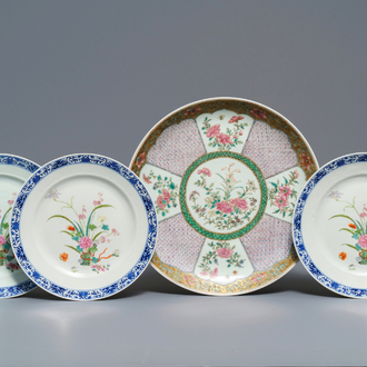 Een fijne Chinese famille rose schotel en drie borden met floraal decor, 19/20e eeuw