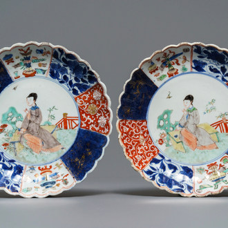 Een paar Chinese verte-Imari borden met een dame in een tuin, Kangxi