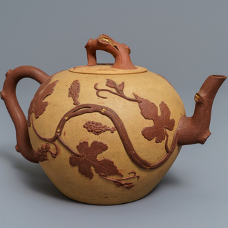 Een grote Chinese Yixing steengoed theepot met druivenranken in reliëf, Kangxi