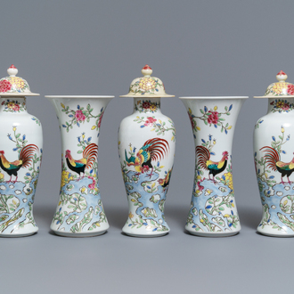 Een famille rose-stijl vijfdelig kaststel met hanen en kippen, Samson, Parijs, 19e eeuw