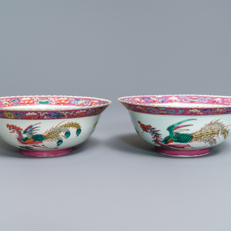 Een paar Chinese Straits of Peranakan famille rose kommen met feniksen, 19e eeuw