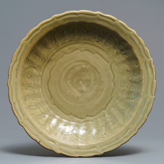 Een Chinese Longquan celadon schotel met floraal onderglazuur decor, vroege Ming