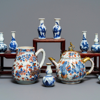 Negen blauw-witte Chinese miniatuur vaasjes, een Chinese 'Amsterdams bont' theepot en een melkkan, Kangxi en later