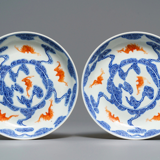Een paar Chinese blauw-witte en ijzerrode borden met vleermuizen tussen wolken, Guangxu merk, 19/20e eeuw