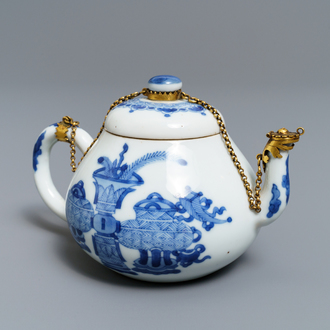 Een Chinese blauw-witte theepot met met verguld koperen montuur, Jiajing merk, Kangxi