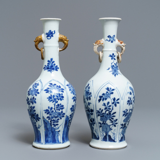 Een paar Chinese blauw-witte vazen met deels vergulde oren, Kangxi