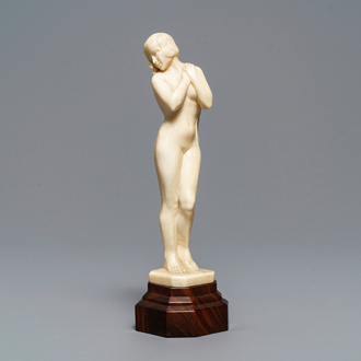 Een ivoren Art Deco figuur van een naakte dame, 1e helft 20e eeuw