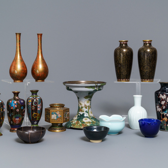 Een grote collectie Japanse cloisonné en studio keramiek, Meiji/Showa, 19/20e eeuw