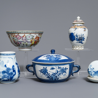 Een diverse collectie Chinees blauw-wit en famille rose porselein, Kangxi en later