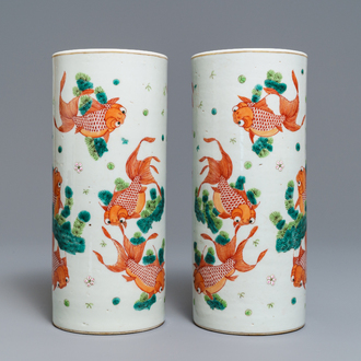 Une paire de portes-chapeau en porcelaine de Chine à décor de poissons, marque et époque de Tongzhi