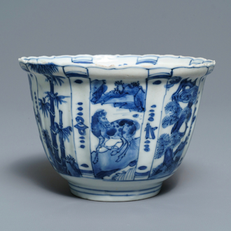Een Chinese blauw-witte kraakporseleinen kraaienkom, Wanli