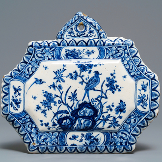 Een blauw-witte Delftse plaquette gedateerd 1725