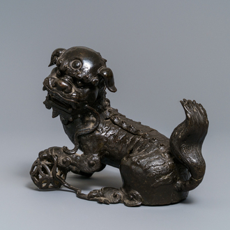 Een Chinees bronzen model van een Boeddhistische leeuw, Ming