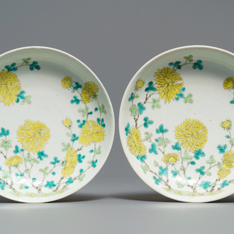Een paar Chinese borden met decor van chrysanten in geel en groen, Guangxu merk, 19/20e eeuw