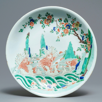 Een Chinese famille verte schotel met karpers, Kangxi