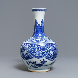 Een Chinese blauw-witte flesvormige vaas met dansers op florale fond, 19e eeuw