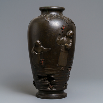 Een grote Japanse bronzen vaas met krabvissende kinderen, zegelmerk, Meiji, 19e eeuw