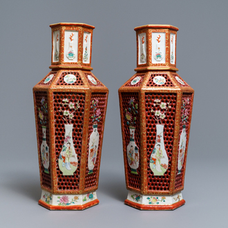 Een paar Chinese hexagonale ajour bewerkte dubbelwandige famille rose vazen, Yongzheng