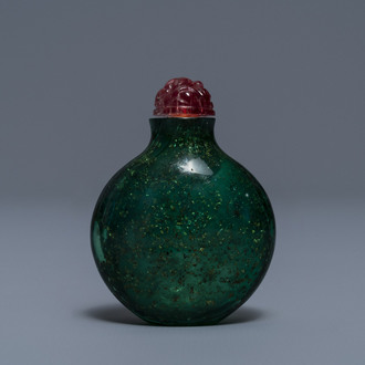 Een Chinese groene glazen snuiffles met biotiet, Keizerlijke Glasmanufactuur, Peking, 1730-1840
