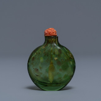 Een Chinese groene glazen snuiffles met biotiet, Keizerlijke Glasmanufactuur, Peking, 1730-1840