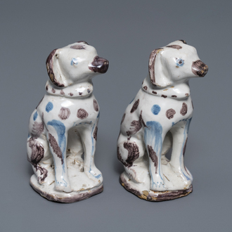 Een paar modellen van zittende honden in blauw-wit en mangaan Brussels aardewerk, 18e eeuw