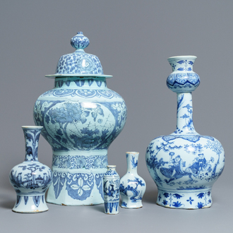 Vijf blauw-witte Delftse chinoiserie vazen, eind 17e eeuw