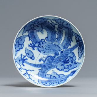 Een Chinees blauw-wit bord met een draak, Yongzheng merk en periode