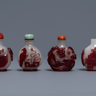 Vier Chinese snuifflessen in meerlagig rood en snowflake glas, 18/20e eeuw