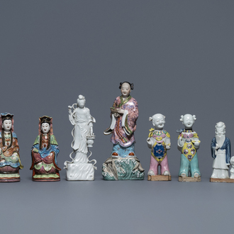 Een gevarieerde collectie Chinese famille rose, blauw-witte en blanc de Chine figuren, 18e eeuw en later