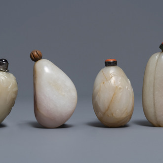 Vier Chinese roestkleurige jade snuifflessen, 19/20e eeuw