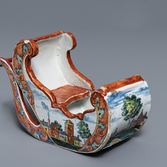 Een polychrome Delftse petit feu pijpenhouder in de vorm van een sleetje, 18e eeuw