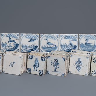 Een lot van 54 diverse blauw-witte en mangane Delftse tegels, 17/18e eeuw