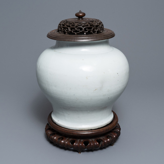 Een Chinese monochrome witte vaas met houten deksel en sokkel, Ming