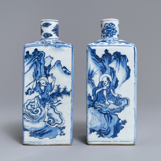 Een paar vierkante Chinese blauw-witte theebussen met onsterfelijken, Wanli