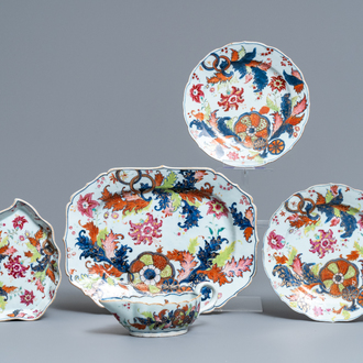 Vijf stukken Chinees famille rose porselein met 'pseudo tabaksbladeren' decor, Qianlong