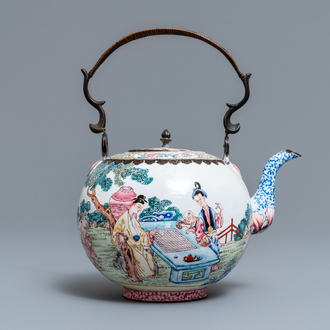 Een Chinese Canton email ketel met figuren in een tuin, Yongzheng