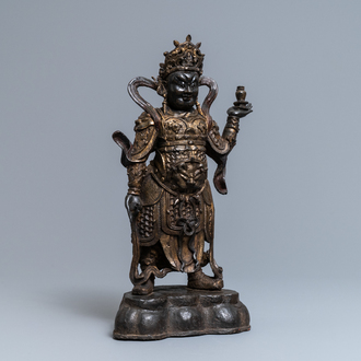 Een Chinese vergulde en gelakte bronzen figuur van Weituo, Ming