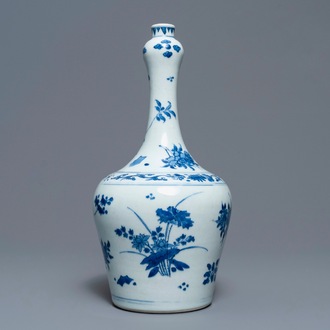 Een Chinese blauw-witte flesvormige vaas met florale decors, Transitie periode