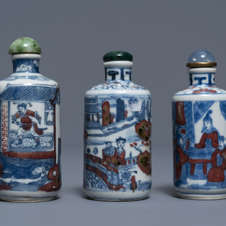 Drie Chinese blauw-witte en onderglazuur rode snuifflessen, Yongzheng merken, 18/19e eeuw