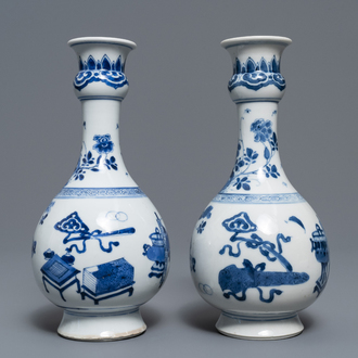 Een paar Chinese blauw-witte vazen met kostbaarheden en bloemen, Kangxi