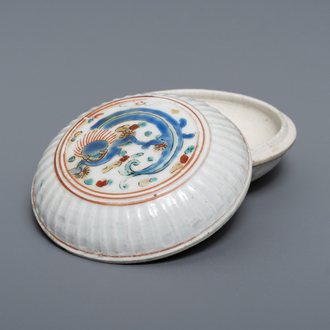 Een polychrome Japanse Kakiemon dekseldoos met een draak, Edo, 17e eeuw