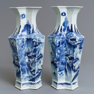 Een paar Chinese blauw-witte vazen met landschappen en kalligrafie, 19e eeuw