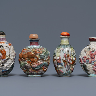 Vier Chinese famille rose porseleinen snuifflessen met reliëfdecor, 19e eeuw