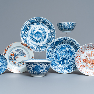 Zeven stukken Chinees blauw-wit en Imari-stijl porselein, Kangxi/Qianlong