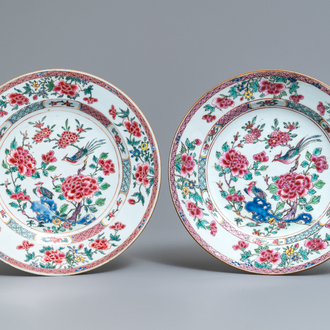 Een paar Chinese famille rose schotels met vogels bij bloesems, Qianlong
