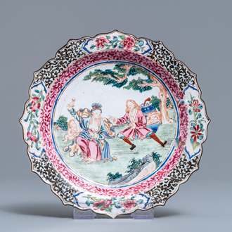 Een Chinees Canton email bord met licht erotisch decor van Europeanen, Qianlong