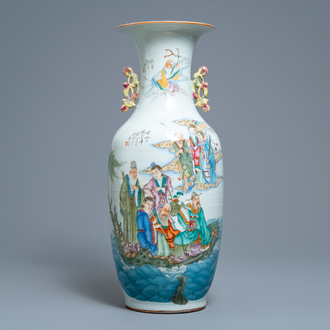 Een Chinese famille rose vaas met tweezijdig decor, 19/20e eeuw