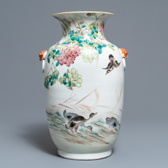 Een Chinese qianjiang cai vaas met eenden, 19/20e eeuw