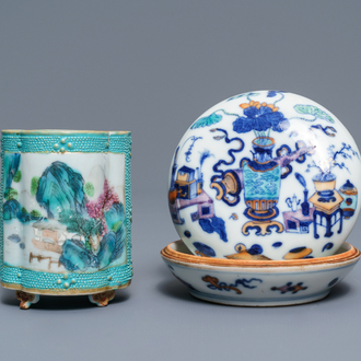 Een Chinese doucai zegelpasta dekseldoos en een famille rose penselenpot, Qianlong merken, 19e eeuw