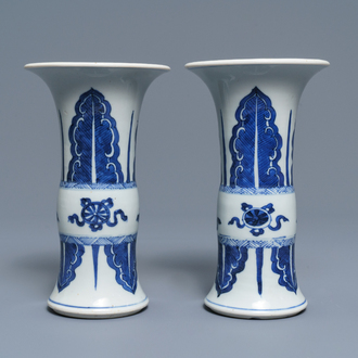 Een paar Chinese blauw-witte 'gu' vazen, Kangxi